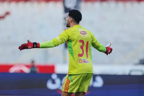 خطأ فادح من مصطفى شوبير يكلف الأهلي هدفًا أمام فاركو في الدوري